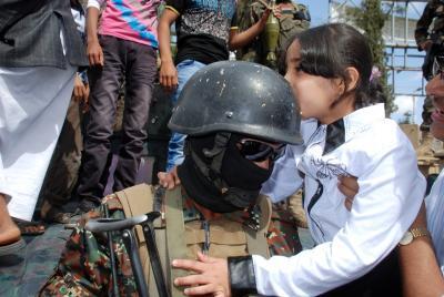 طفلة يمنية تبوس خوذة مكافحة الارهاب ..صوره 12-12-01-1252651737