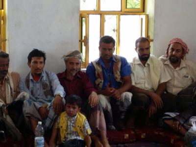 صورة مع أسر الشهداء