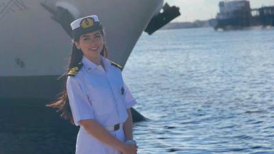  - القبطانة المصرية الجميلة ترد على خبر تسببها في تعثر سفينة قناة السويس بعد انتشار صورها بشكل كبير