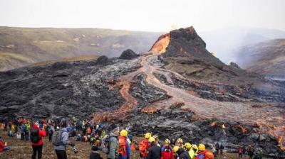  - حشود تتدفق إلى موقع بركان أيسلندا للحصول على نظرة من قرب