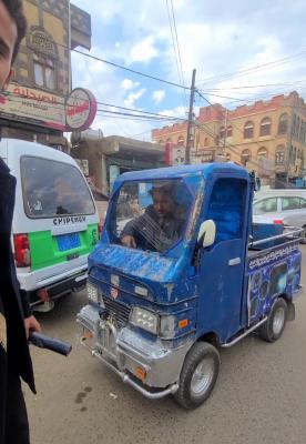  - شاهد بالصور رجل يمني يخترع سيارة صغيرة اقتصادية وملفته للانتباه